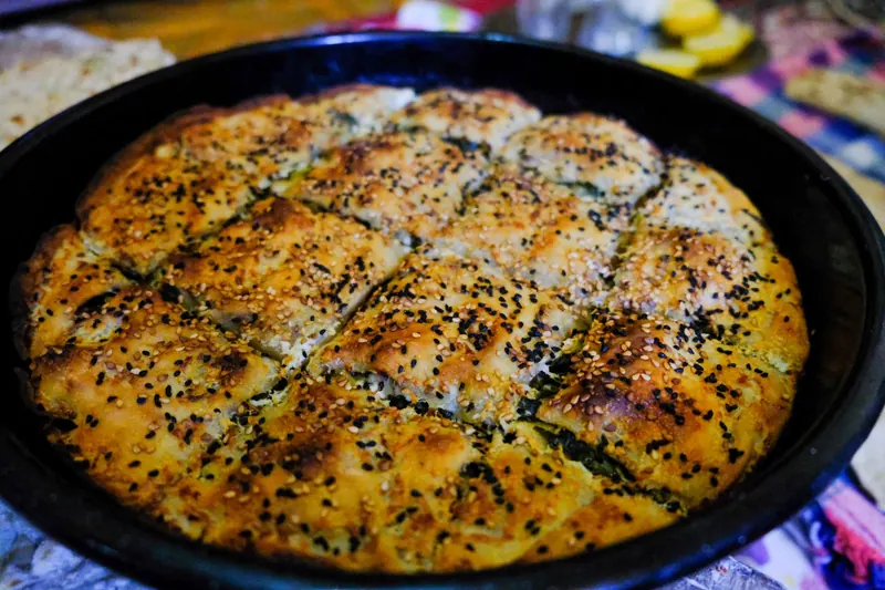 Pita u tepsiji posuta sjemenkama